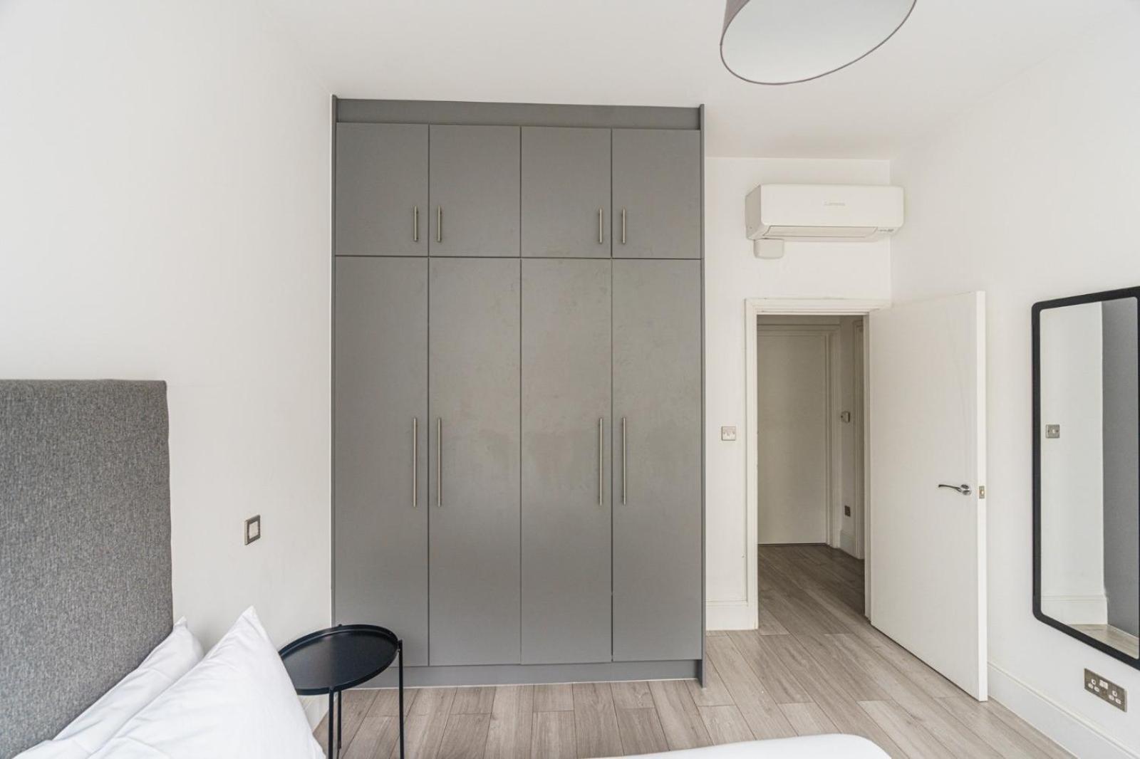 The Apartments Kensington High Street Лондон Екстериор снимка