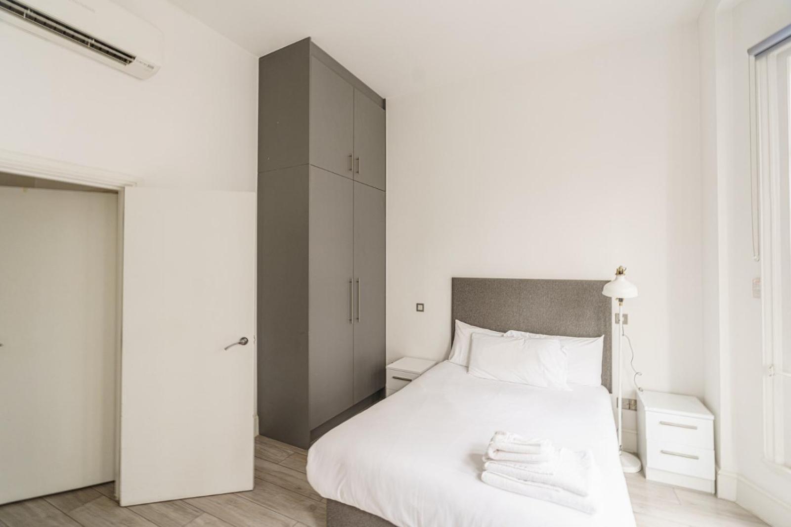 The Apartments Kensington High Street Лондон Екстериор снимка