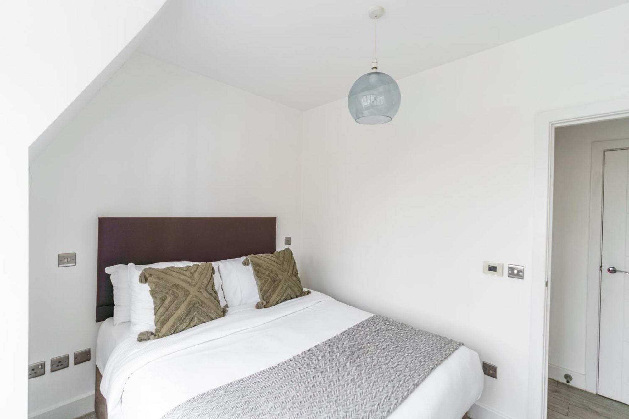 The Apartments Kensington High Street Лондон Екстериор снимка
