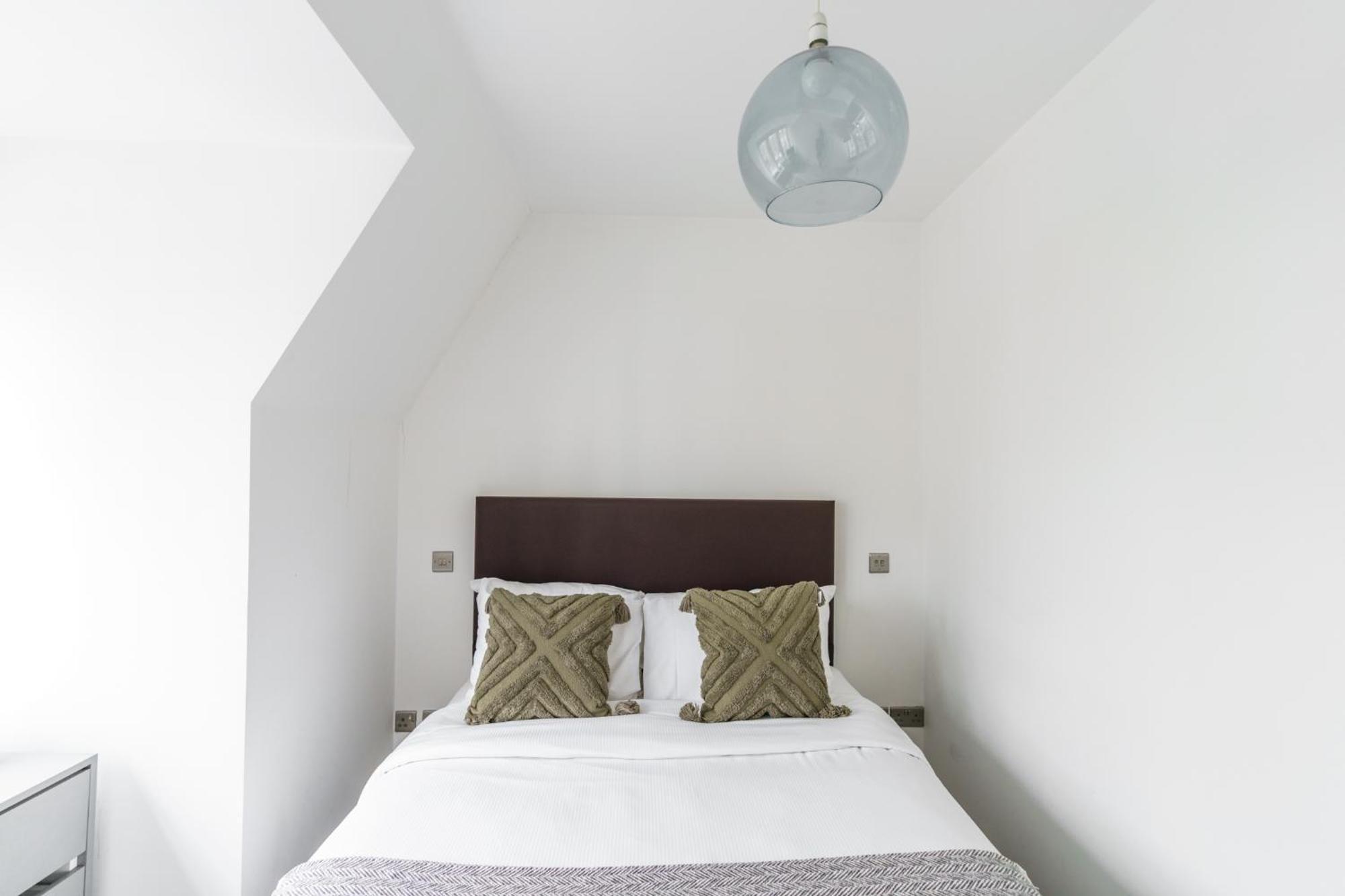 The Apartments Kensington High Street Лондон Екстериор снимка