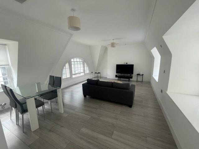 The Apartments Kensington High Street Лондон Екстериор снимка